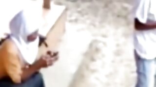 საზიზღარი ქერა თოხი ჭუჭყიან აღკაზმულობას ბინძურ სოლო მასტურბაციის ვიდეოში